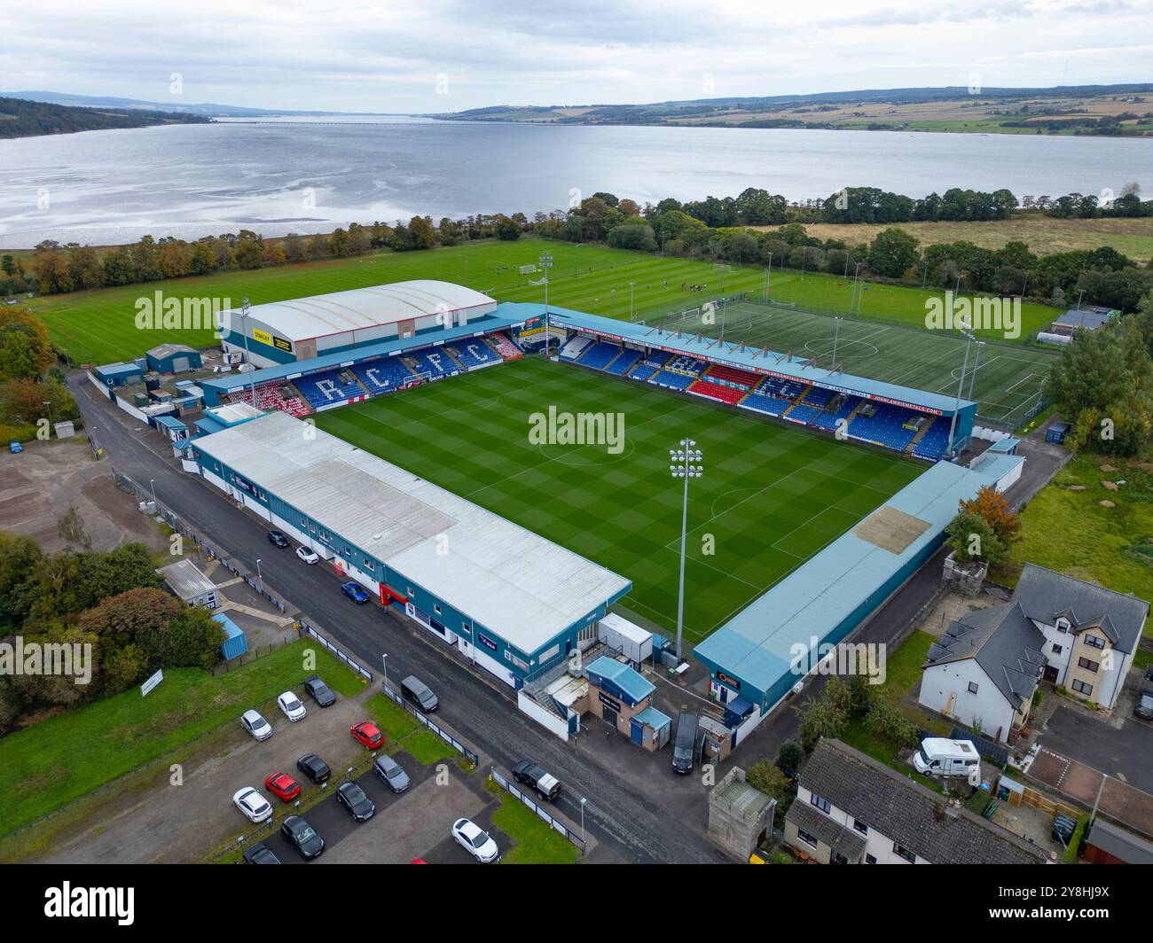 Aus der Vogelperspektive von der Drohne im Victoria Park (Global Energy Stadium), dem Heimstadion des Fußballteams Ross County in Dingwall, Scottish Highlands, Schottland, USA Stockfoto