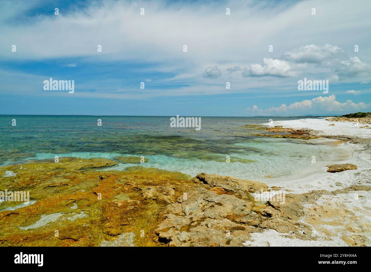 Der weiße Sandstrand von Arutas auf der Halbinsel Sinis, Provinz Oristano, Sardinien, Italien Stockfoto