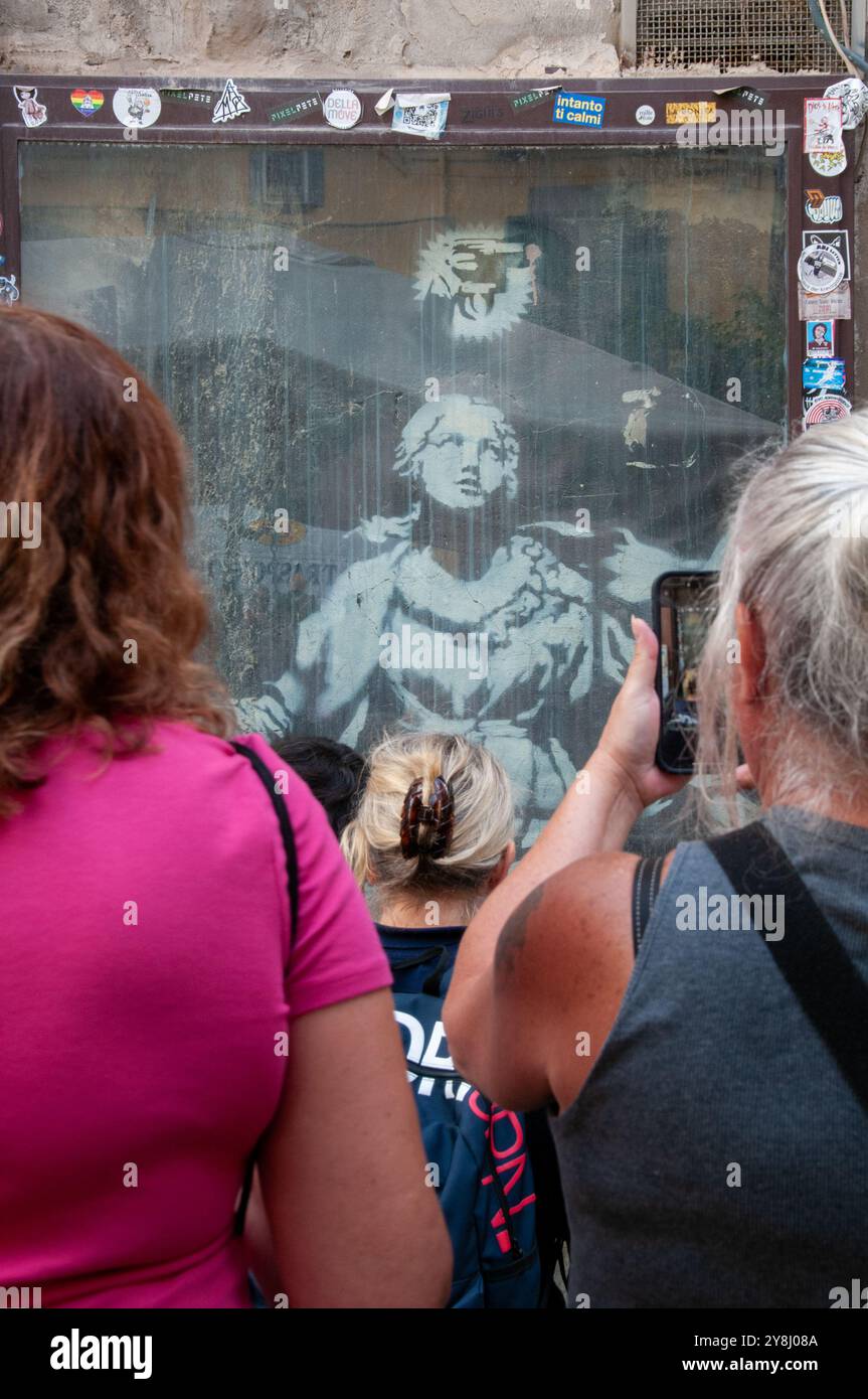 Madonna mit einer Waffe von Banksy in Neapel / Madonna con la pistola di Banksy a Napoli Stockfoto