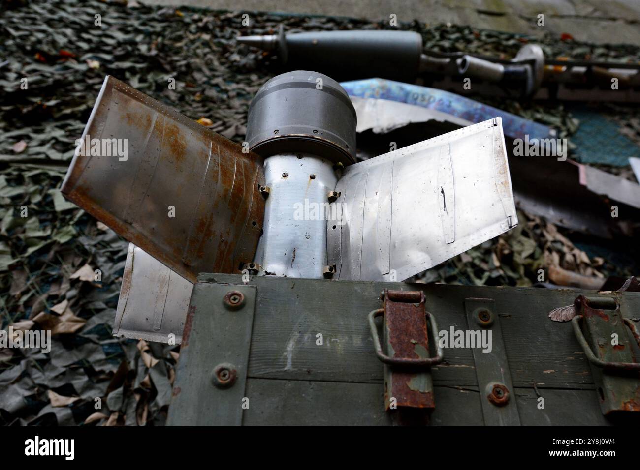 Trümmer russischer Raketen und Geschosse während einer militärischen Freiwilligenauktion zur Unterstützung der Streitkräfte der Ukraine, 5. Oktober 2024, Kiew, Ukraine Stockfoto