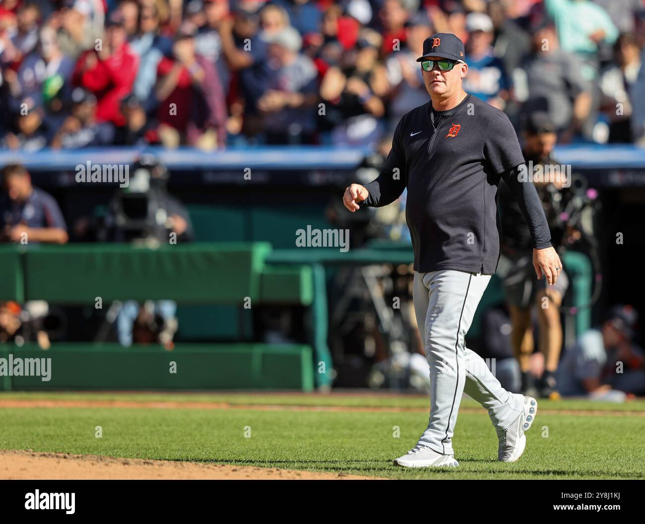 Cleveland, Usa. Oktober 2024. Der Detroit Tigers Manager A.J. Hinch macht einen Pitching-Wechsel gegen die Cleveland Guardians während des sechsten Inning von ALDS Game 1 im Progressive Field in Cleveland, Ohio, am Samstag, den 5. Oktober 2024. Foto: Aaron Josefczyk/UPI Credit: UPI/Alamy Live News Stockfoto