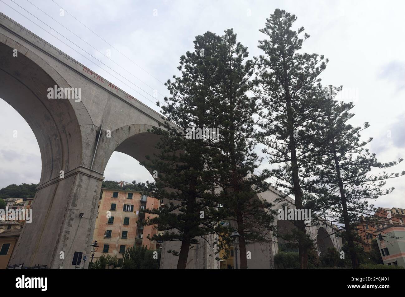 Eisenbahnüberführung über eine Stadt, von unten gesehen Stockfoto