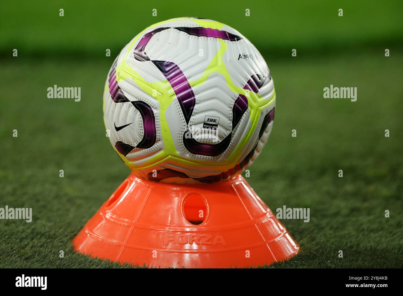 Goodison Park, Liverpool, Großbritannien. Oktober 2024. Premier League Football, Everton gegen Newcastle United; FIFA Nike Match Ball Credit: Action Plus Sports/Alamy Live News Stockfoto