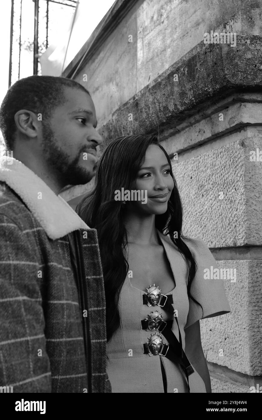 Flora Coquerel trägt ein grünes T-Shirt mit offenem Kragen, großen Ärmeln und goldfarbenen Knöpfen auf der Elie Saab Show zur Paris Fashion Week SS25 Stockfoto