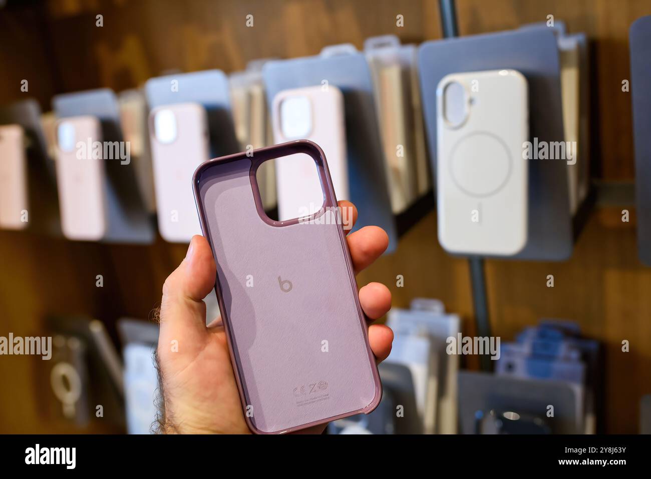 Paris, Frankreich - 20. September 2024: Beats-Hülle für Männer mit violetter Kunststoffhülle für iPhone 16 Plus, mit markantem Beats-Logo im Innenraum Stockfoto
