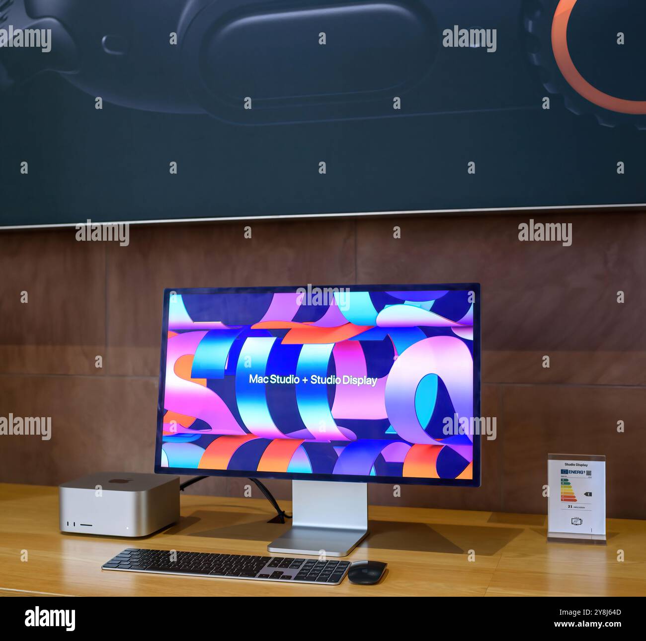 Paris, Frankreich - 20. September 2024: Mac Studio mit Studio-Display, schwarzer Tastatur und Magic Mouse auf einem Holztisch. Konzentrieren Sie sich auf den Energieverbrauch der Geräte in einem minimalistischen Arbeitsbereich Stockfoto