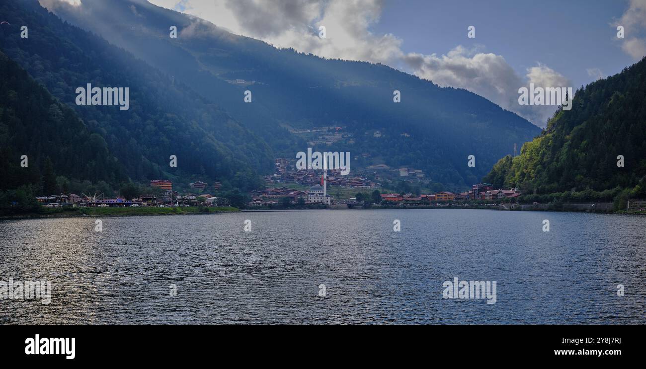 Der Uzungöl See (Long Lake) ist ein See im Süden der Stadt Trabzon im Bezirk Caykara der Provinz Trabzon in der Türkei. Stockfoto