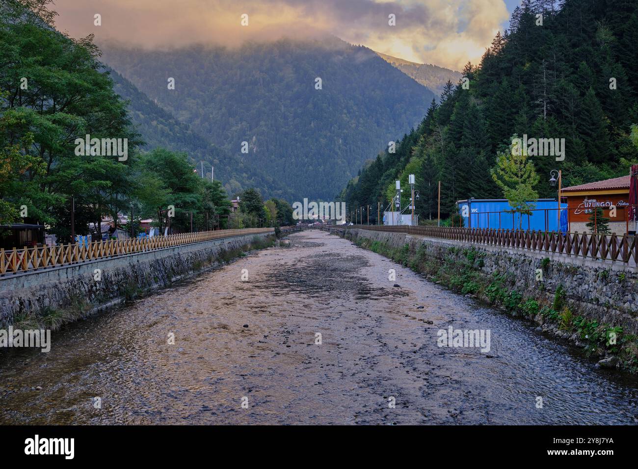 Der Uzungöl See (Long Lake) ist ein See im Süden der Stadt Trabzon im Bezirk Caykara der Provinz Trabzon in der Türkei. Stockfoto