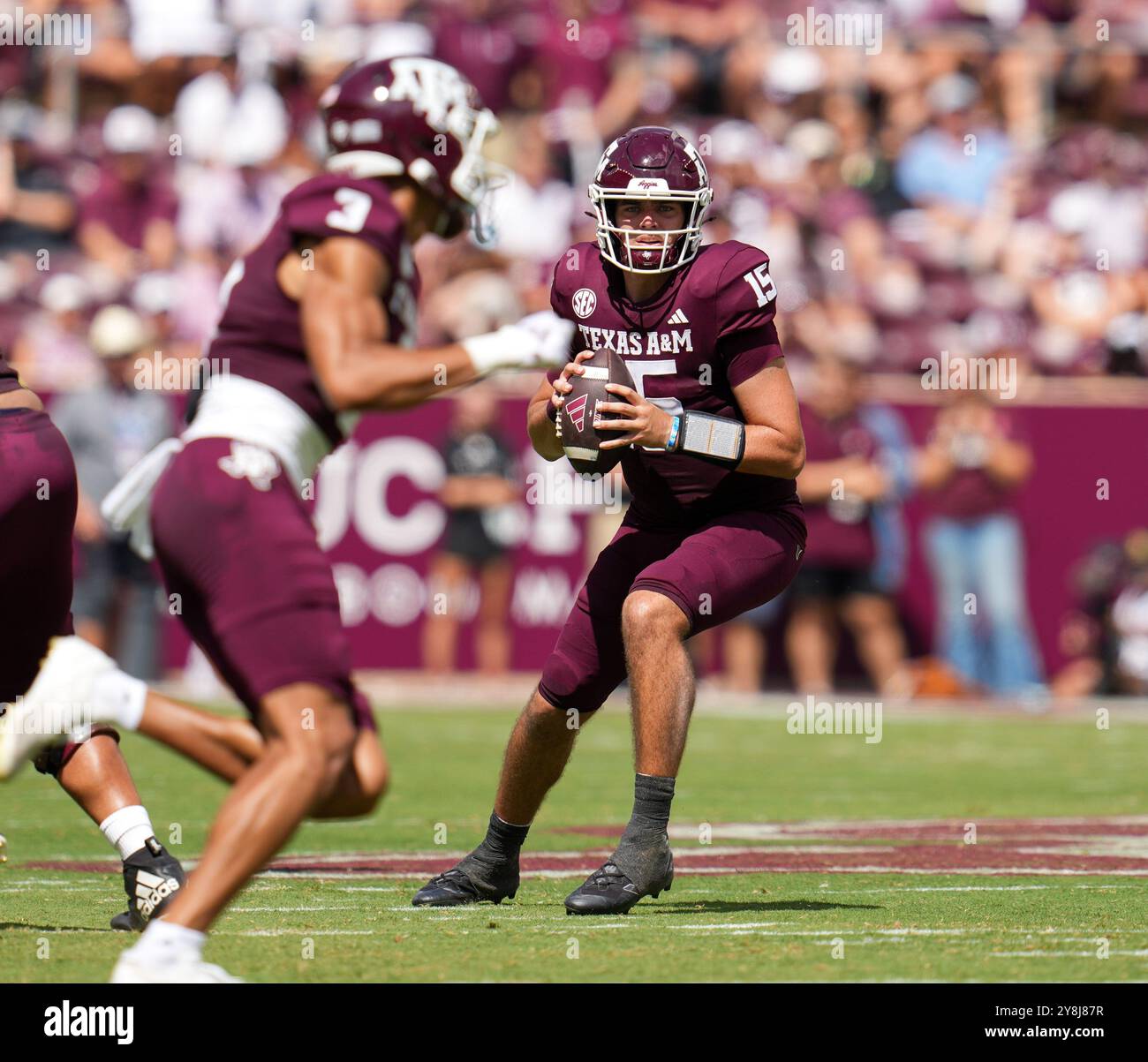 College Station, Texas, USA. Oktober 2024. Texas A&M Quarterback Conner Weigman (15) will den Ball während eines NCAA-Fußballspiels zwischen den Texas A&M Aggies und den Missouri Tigers am 5. Oktober 2024 in College Station, Texas, passieren. (Kreditbild: © Scott Coleman/ZUMA Press Wire) NUR REDAKTIONELLE VERWENDUNG! Nicht für kommerzielle ZWECKE! Quelle: ZUMA Press, Inc./Alamy Live News Stockfoto