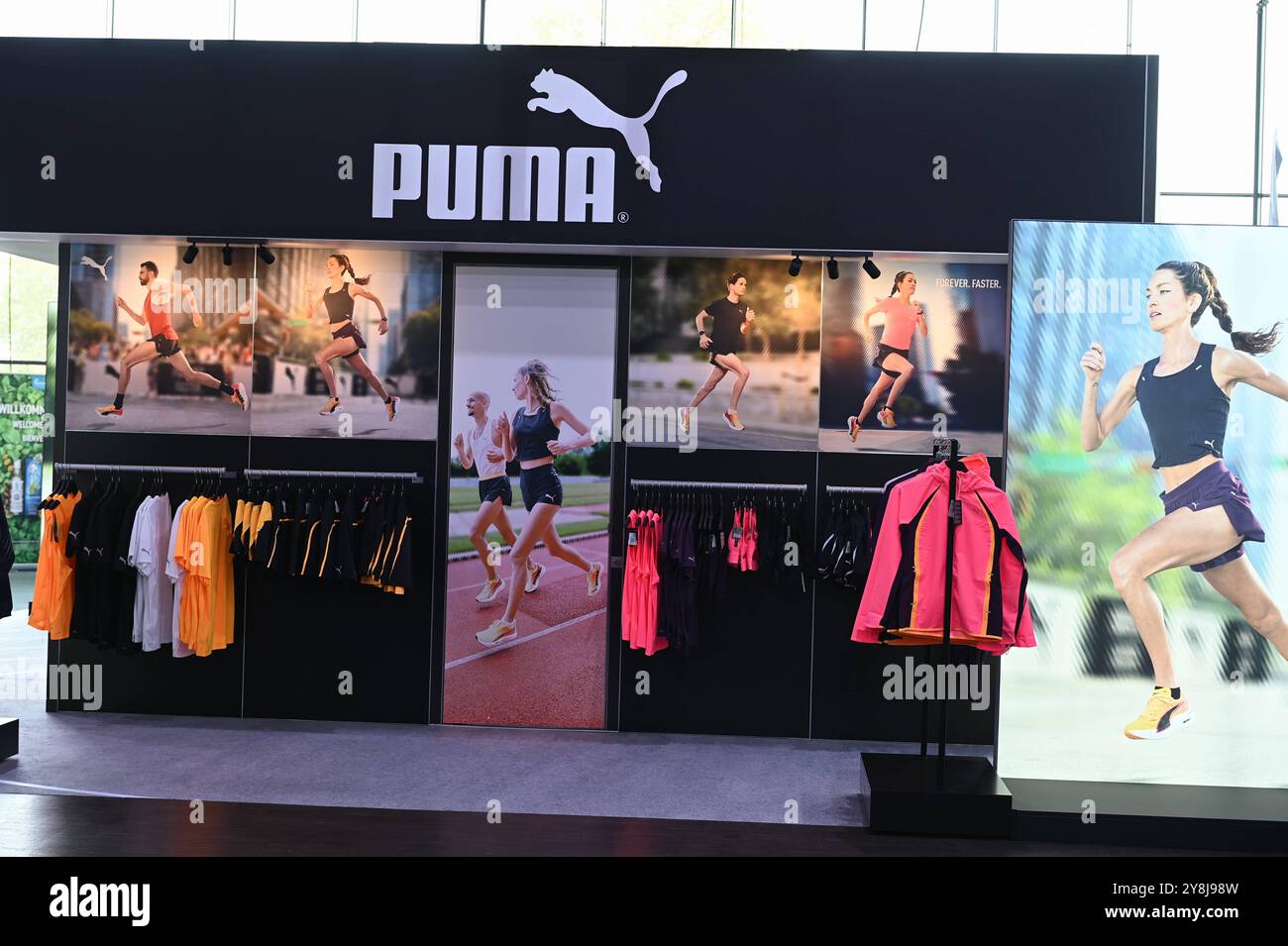 Der Stand mit Logo und Schriftzug des deutschen Herstellers von Sportartikeln PUMA auf der Laufmesse *** der Stand mit Logo und Schriftzug des deutschen Sportartikelherstellers PUMA auf der Laufmesse Stockfoto