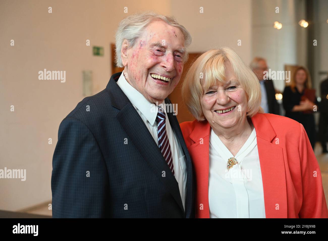 Der Kölner Sänger Ludwig Sebus trägt sich anlässlich seines 99. Geburtstag in das Gästebuch der Stadt Köln ein. Ludwig Sebus mit seiner guten Seele und Haushälterin Inge Hellwig, die sich seit über 40 Jahren um ihn kümmert. *** Kölner Sänger Ludwig Sebus schreibt anlässlich seines 99. Geburtstags Ludwig Sebus mit seiner guten Seele und Haushälterin Inge Hellwig, die ihn seit über 40 Jahren betreut, in das Gastbuch der Stadt Köln Stockfoto