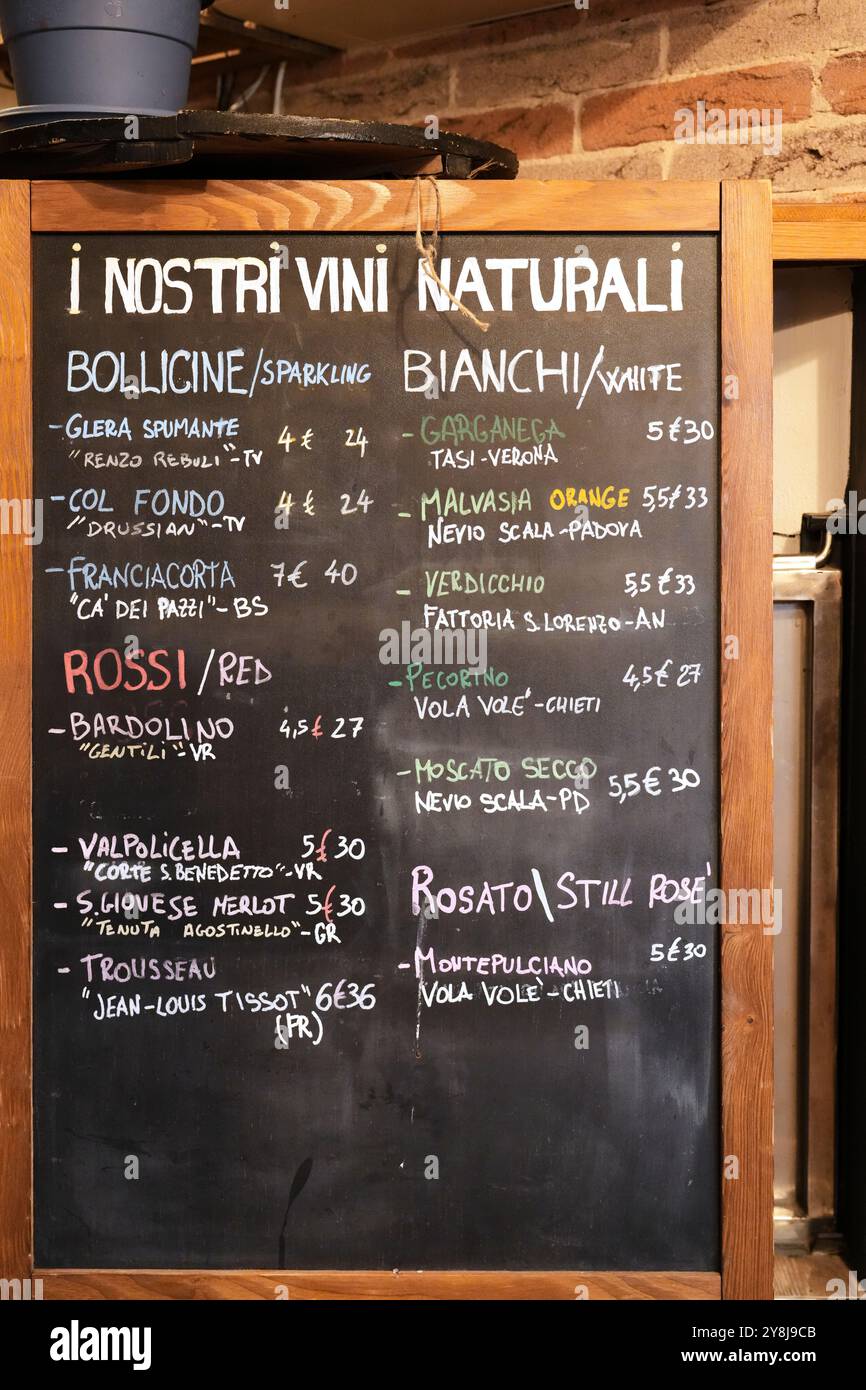 Weinkarte an der Kreideplatte im Viertel Cannaregio in Venedig, Italien. Liste der lokalen Naturweine. Weiß-, Rot- und Schaumweine. Stockfoto