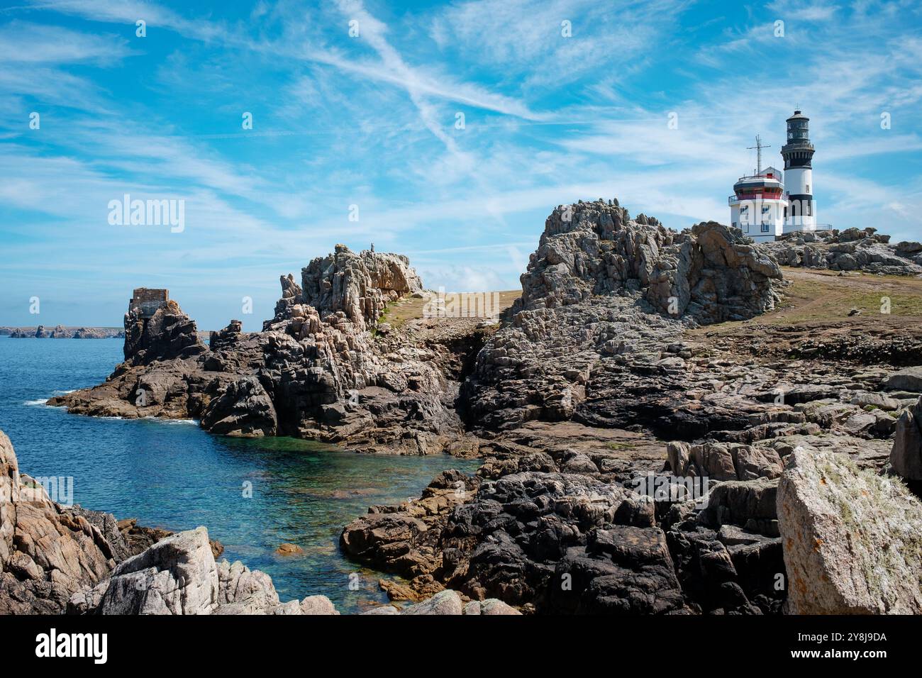 Le phare du Stiff sur l'île d'Ouessant, Bretagne, Frankreich (steifer Leuchtturm auf der Insel Ushant, Bretagne, Frankreich) - an einem sonnigen Sommertag Stockfoto