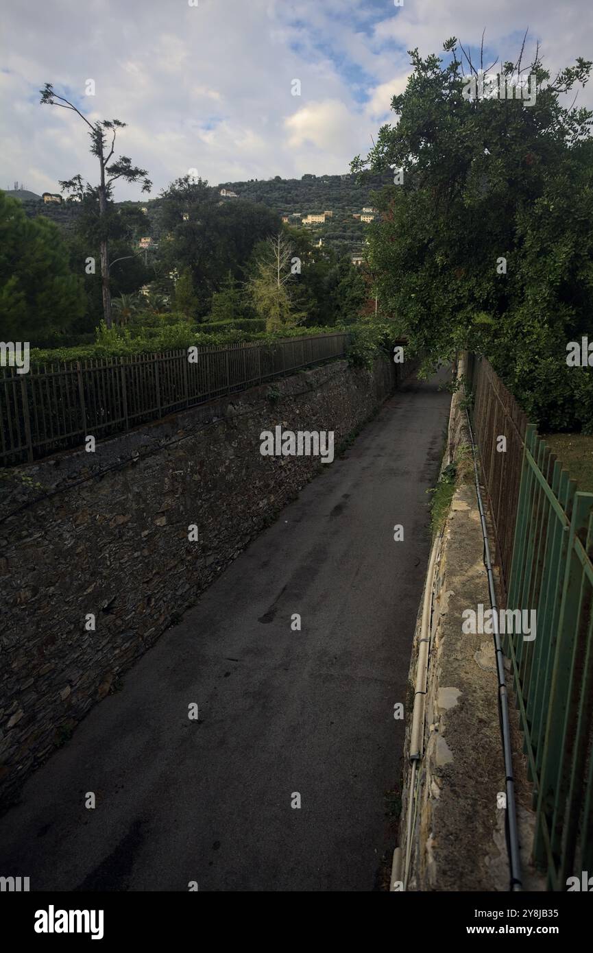 Schmale Straße zwischen Steinmauern mit Brücken darüber bei Sonnenuntergang von oben gesehen Stockfoto