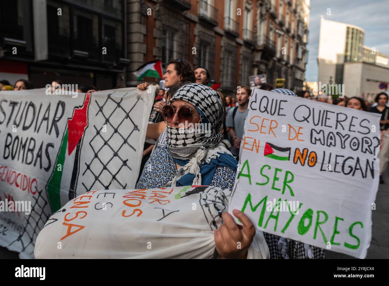 Madrid, Spanien. Oktober 2024. Personen, die während einer Demonstration Plakate und Fahnen tragen. Tausende von Menschen sind durch die Innenstadt von Madrid marschiert, um gegen die Angriffe Israels in Palästina und im Libanon zu protestieren. Quelle: Marcos del Mazo/Alamy Live News Stockfoto