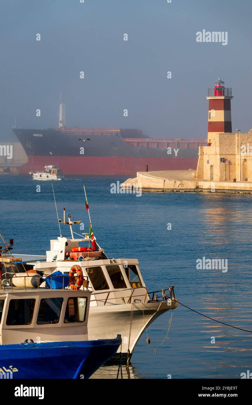 Der alte Hafen mit Leuchtturm und Booten in Morning Mist, Monopoli, Italien Stockfoto