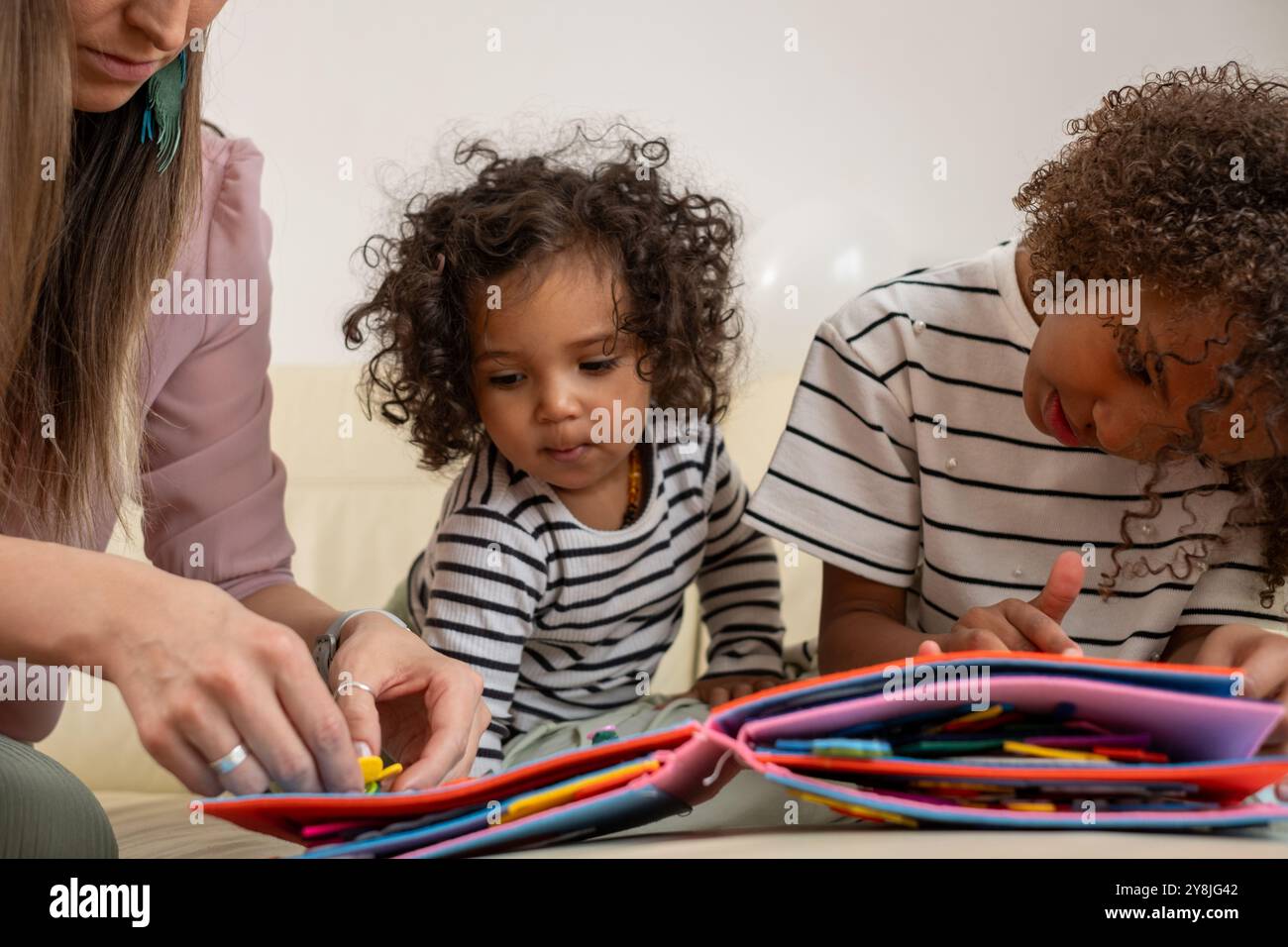 Kinder genießen Kunst und Geschichten während der Familienzeit mit farbenfrohen Büchern, fesselndem kreativem und fantasievollem Konzept Stockfoto