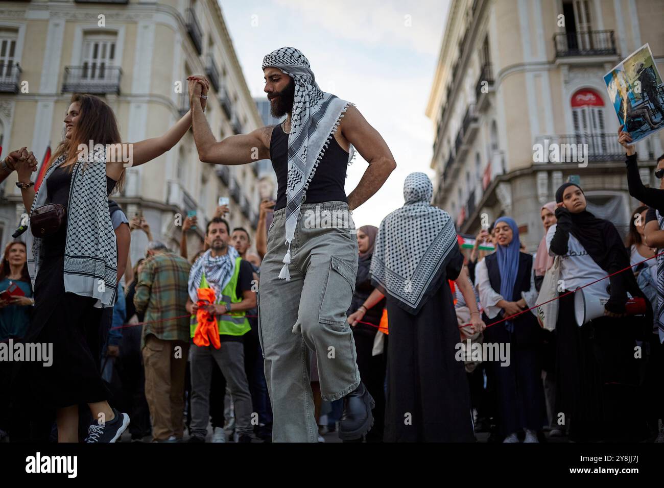 Madrid, Madrid, Spanien. Oktober 2024. Tausende pro-palästinensischer Demonstranten gingen in der spanischen Hauptstadt auf die Straße. Während des Protestes, an dem laut Organisation rund dreißigtausend Mitarbeiter beteiligt waren, gab es kleine Auseinandersetzungen vor dem Abgeordnetenkongress und der Puerta del Sol von Passanten, die die Demonstranten zurückwiesen. (Kreditbild: © Victoria Herranz/ZUMA Press Wire) NUR REDAKTIONELLE VERWENDUNG! Nicht für kommerzielle ZWECKE! Stockfoto