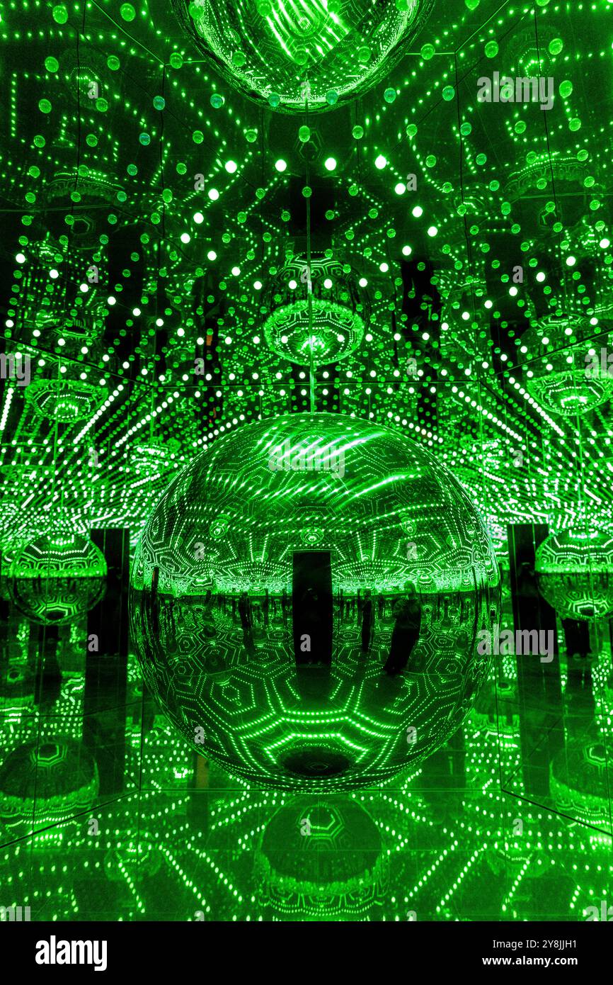 "Infinity Mirrored Room – Beauty description by a Spherical Heart" , Yayoi Kusama, Ausstellung "Every Day I Pray for Love" 2024, Victoria Miro, London, EN Stockfoto