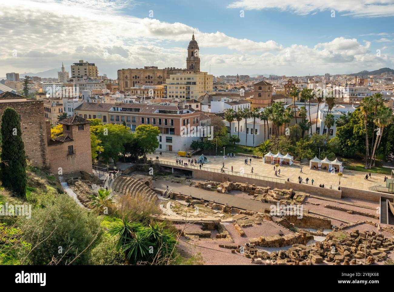 Stadtbild von Malaga mit Ruinen des römischen Theaters und der Kathedrale von Malaga, Spanien Stockfoto