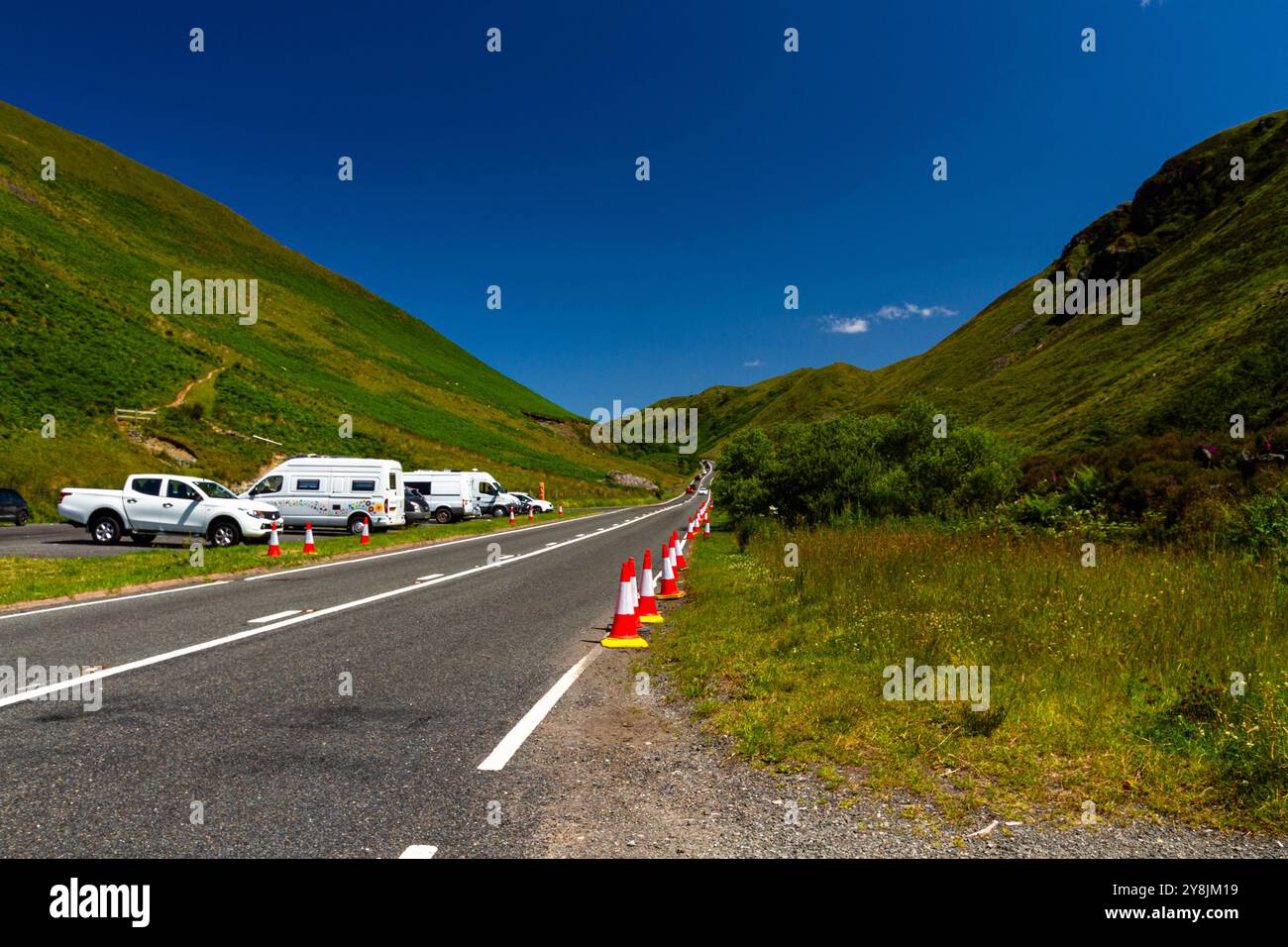 DOLGELLAU, WALES – 17. JULI 2021: Bwlch Oerddrws ein Bergpass mit der A487-Straße zwischen Dolgellau und Corris in den Aran Mountains, mit Verkehr c Stockfoto