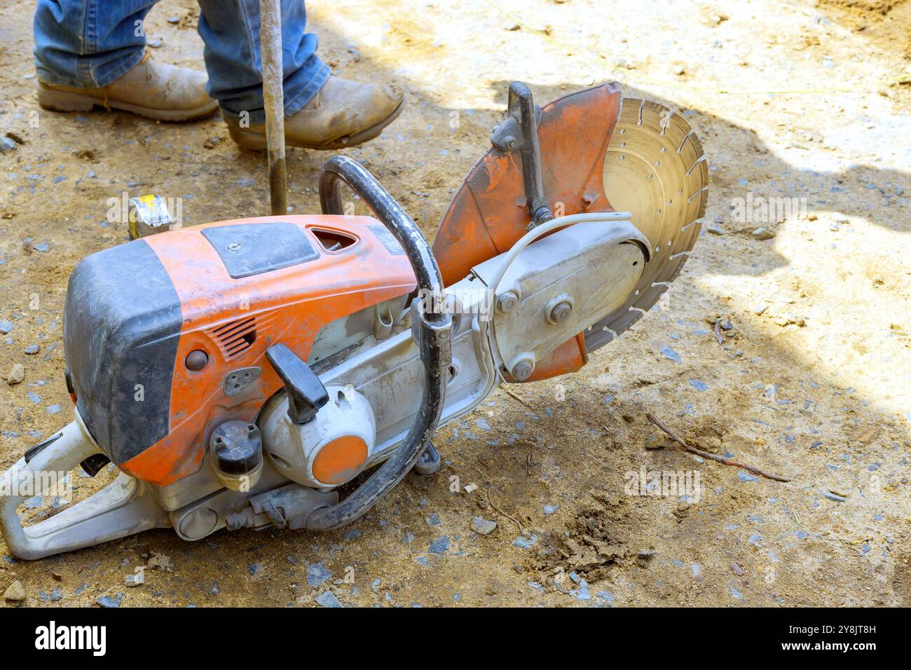 Benzinbetriebene Säge mit Diamanttrennscheibe zum Schneiden von Beton im gebrauchsfertigen Zustand Stockfoto