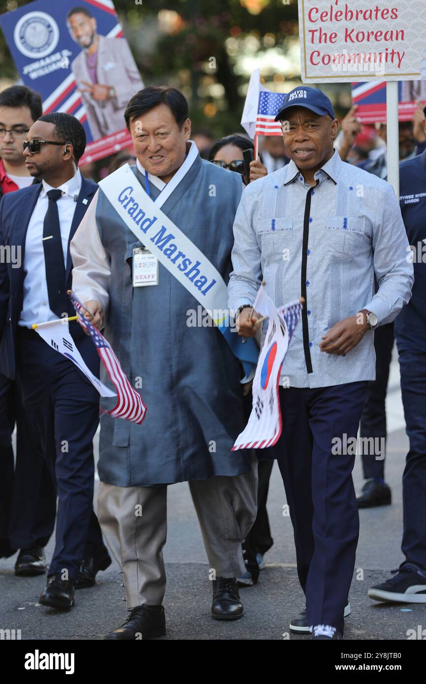 New York, NY - 5. Oktober 2024: Der Bürgermeister von New York, Eric Adams, marschiert mit Tausenden von koreanischen Einwanderern bei der Republik Korea Parade auf der 6th Avenue. Adams nahm an der lebhaften Feier Teil, um die Beiträge der koreanischen amerikanischen Gemeinschaft zu ehren und die kulturelle Einheit im Herzen von Manhattan zu fördern. Die Parade zeigte das reiche Erbe und die Vielfalt der koreanischen Amerikaner und förderte gleichzeitig die Beziehungen zwischen New York City und der koreanischen Gemeinde. (Foto: Luiz Rampelotto/EuropaNewswire) Stockfoto