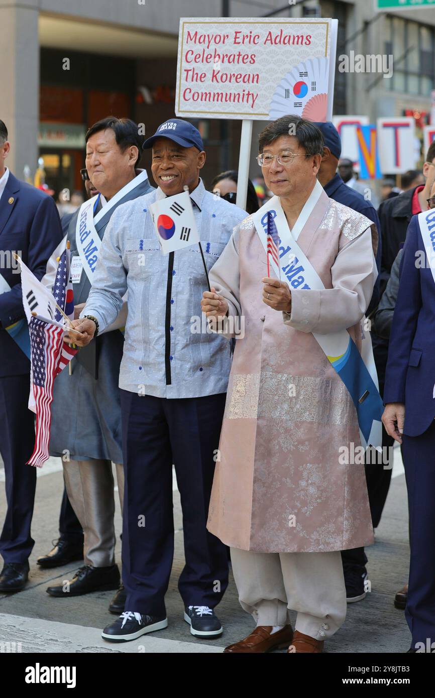 New York, NY - 5. Oktober 2024: Der Bürgermeister von New York, Eric Adams, marschiert mit Tausenden von koreanischen Einwanderern bei der Republik Korea Parade auf der 6th Avenue. Adams nahm an der lebhaften Feier Teil, um die Beiträge der koreanischen amerikanischen Gemeinschaft zu ehren und die kulturelle Einheit im Herzen von Manhattan zu fördern. Die Parade zeigte das reiche Erbe und die Vielfalt der koreanischen Amerikaner und förderte gleichzeitig die Beziehungen zwischen New York City und der koreanischen Gemeinde. (Foto: Luiz Rampelotto/EuropaNewswire) Stockfoto