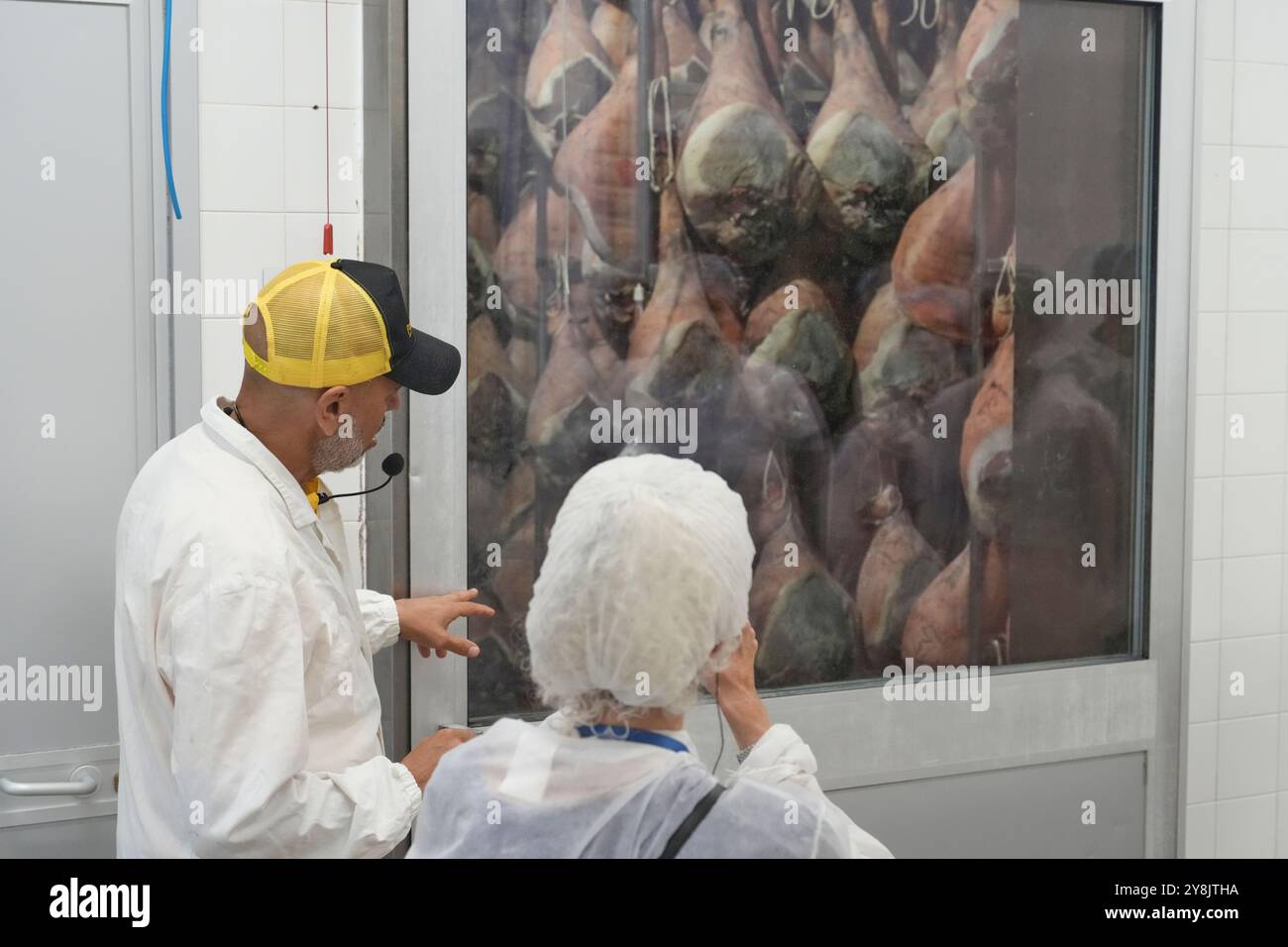Die Familie Lanfranchi produziert den „Crudo di Parma“ in der Charcuterie Salumificio La Perla. Prosciutto wird mit größter Sorgfalt hergestellt. Stockfoto