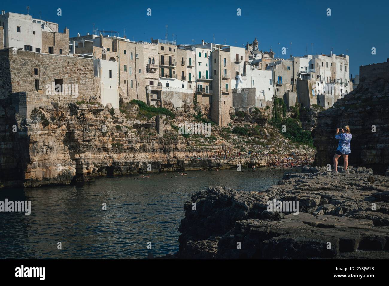 Das wunderschöne Polignano a Mare, mitten in der Region Apulien, mit seinen Klippen und klaren Wasserbuchten. Stockfoto