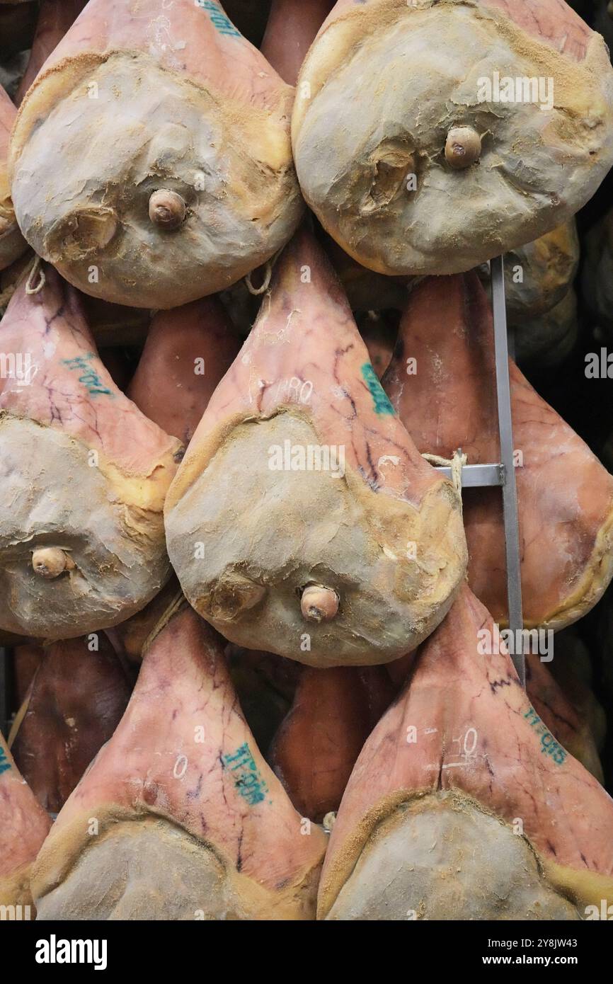 Die Familie Lanfranchi produziert den „Crudo di Parma“ in der Charcuterie Salumificio La Perla. Prosciutto wird mit größter Sorgfalt hergestellt. Stockfoto