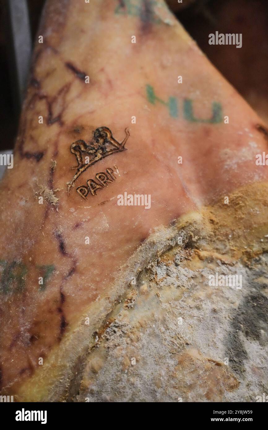 Die Familie Lanfranchi produziert den „Crudo di Parma“ in der Charcuterie Salumificio La Perla. Prosciutto wird mit größter Sorgfalt hergestellt. Stockfoto