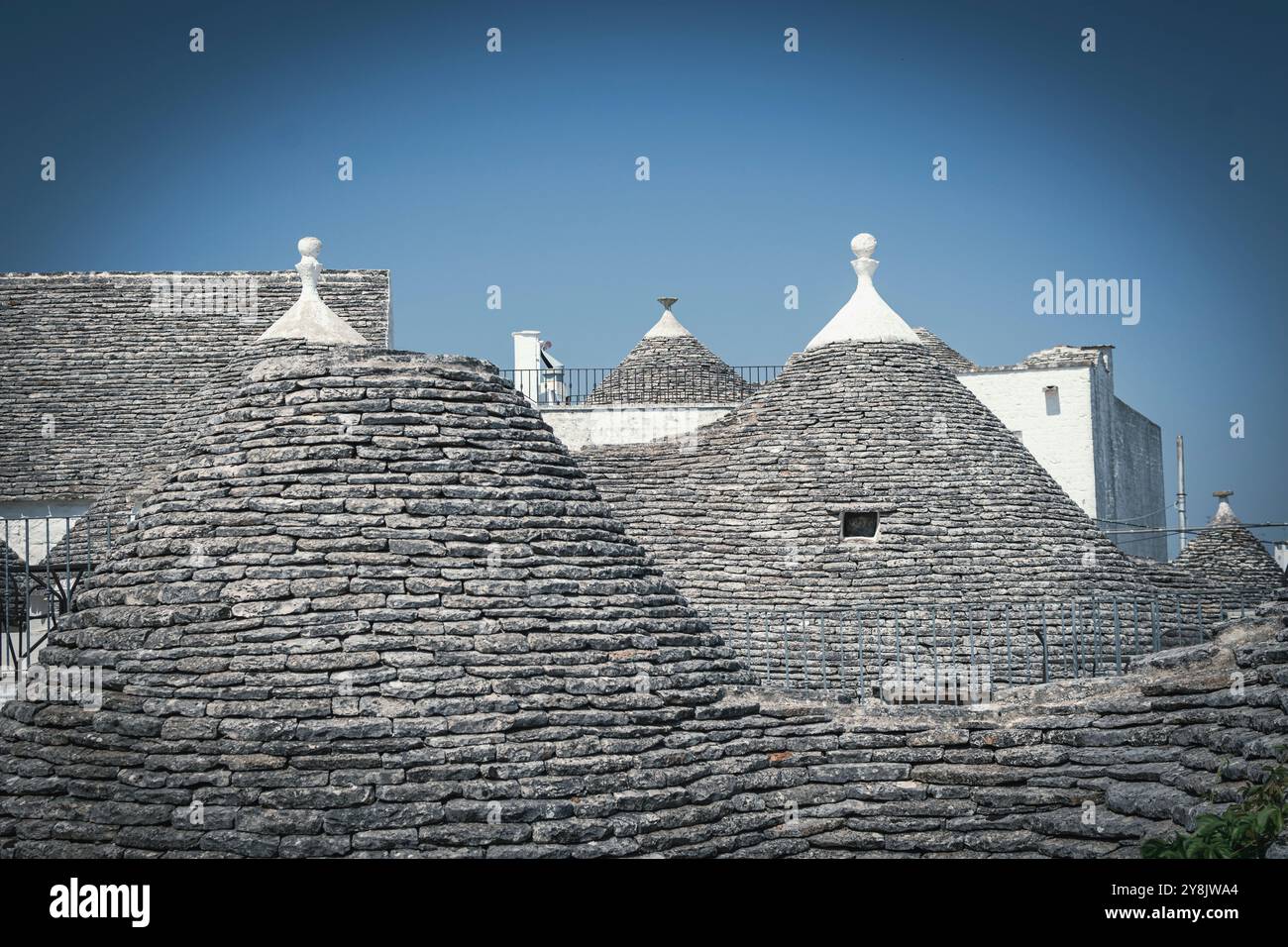 Das typische Trulli von Alberobello. Mittelalterliche Häuser aus weißem Stein, die geschaffen wurden, um vor der Hitze des süditaliensommers zu schützen. Stockfoto