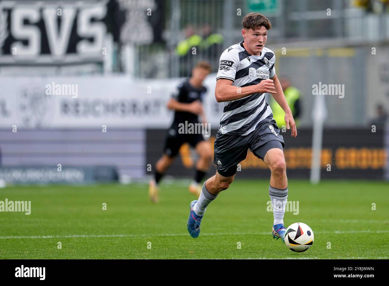 Sandhausen, Deutschland. Oktober 2024. Richard Meier (SVS, 9), am Ball, Freisteller, Ganzkörper, Einzelbild, Einzelfoto, Aktion, 05.10.2024, Sandhausen (Deutschland), Fussball, 3. LIGA, SV SANDHAUSEN - SV WALDHOF MANNHEIM, DFB/DFL-VORSCHRIFTEN VERBIETEN DIE VERWENDUNG VON FOTOGRAFIEN ALS BILDSEQUENZEN UND/ODER QUASI-VIDEO. Quelle: dpa/Alamy Live News Stockfoto