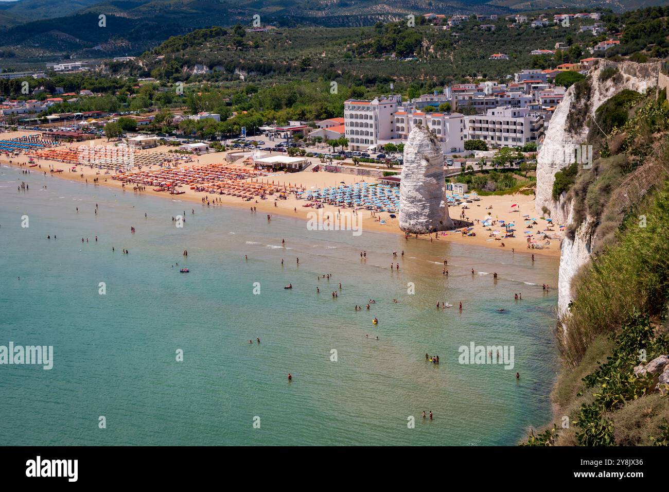 Vieste in Apulien, der lange Strand und der Monolith Pizzomunno. Stockfoto