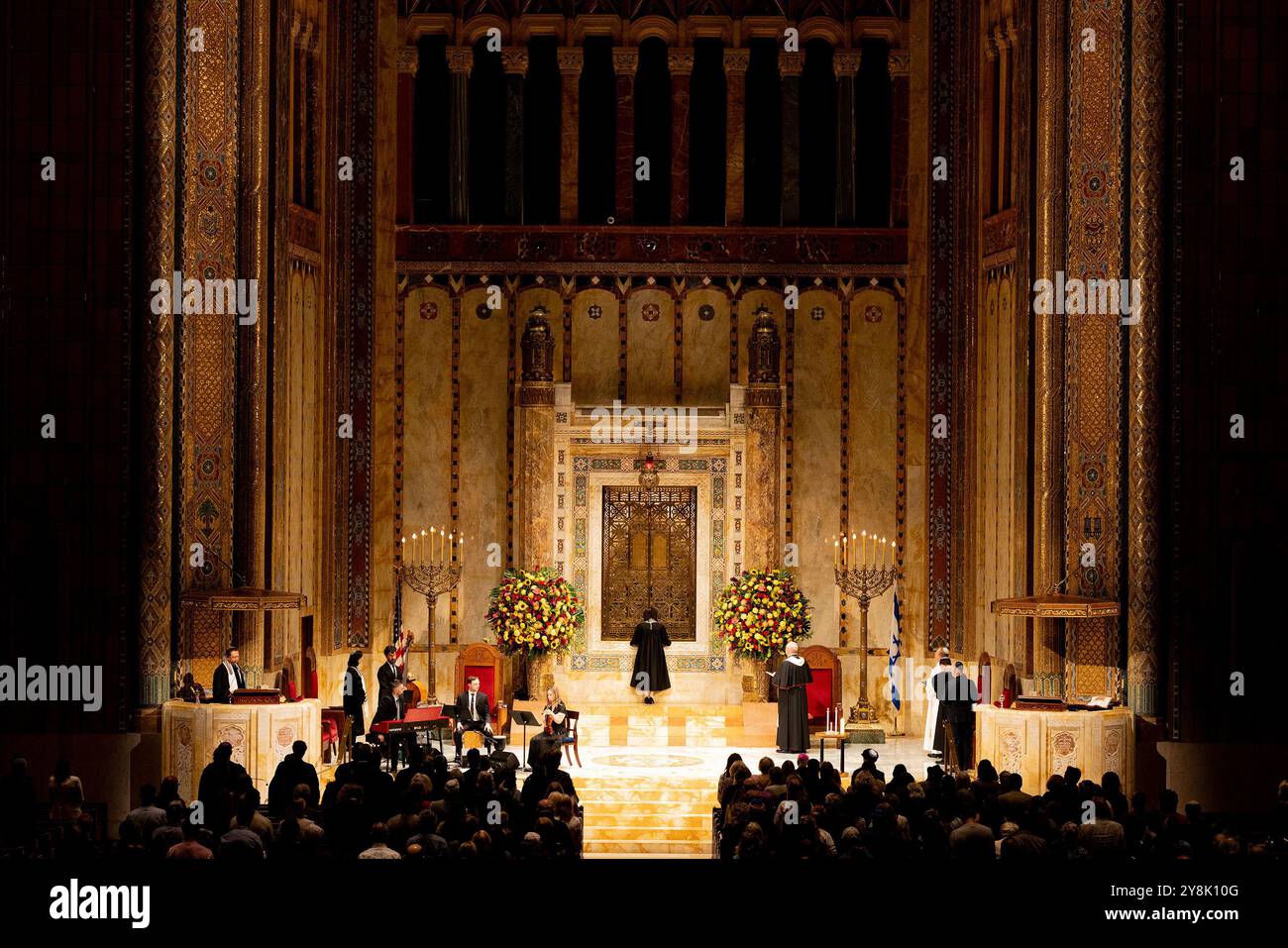 New York, New York, USA. Oktober 2024. Kardinal Timothy Dolan, Pastor Jared R. Stahler, ADL (Anti-Diffamation League) CEO und Nationaldirektor Jonathan Greenblatt nehmen an einem interreligiösen Shabbat-Gottesdienst im Tempel Emanu-El Teil, der an den 7. Oktober erinnert. (Kreditbild: © Lev Radin/Pacific Press via ZUMA Press Wire) NUR REDAKTIONELLE VERWENDUNG! Nicht für kommerzielle ZWECKE! Quelle: ZUMA Press, Inc./Alamy Live News Stockfoto