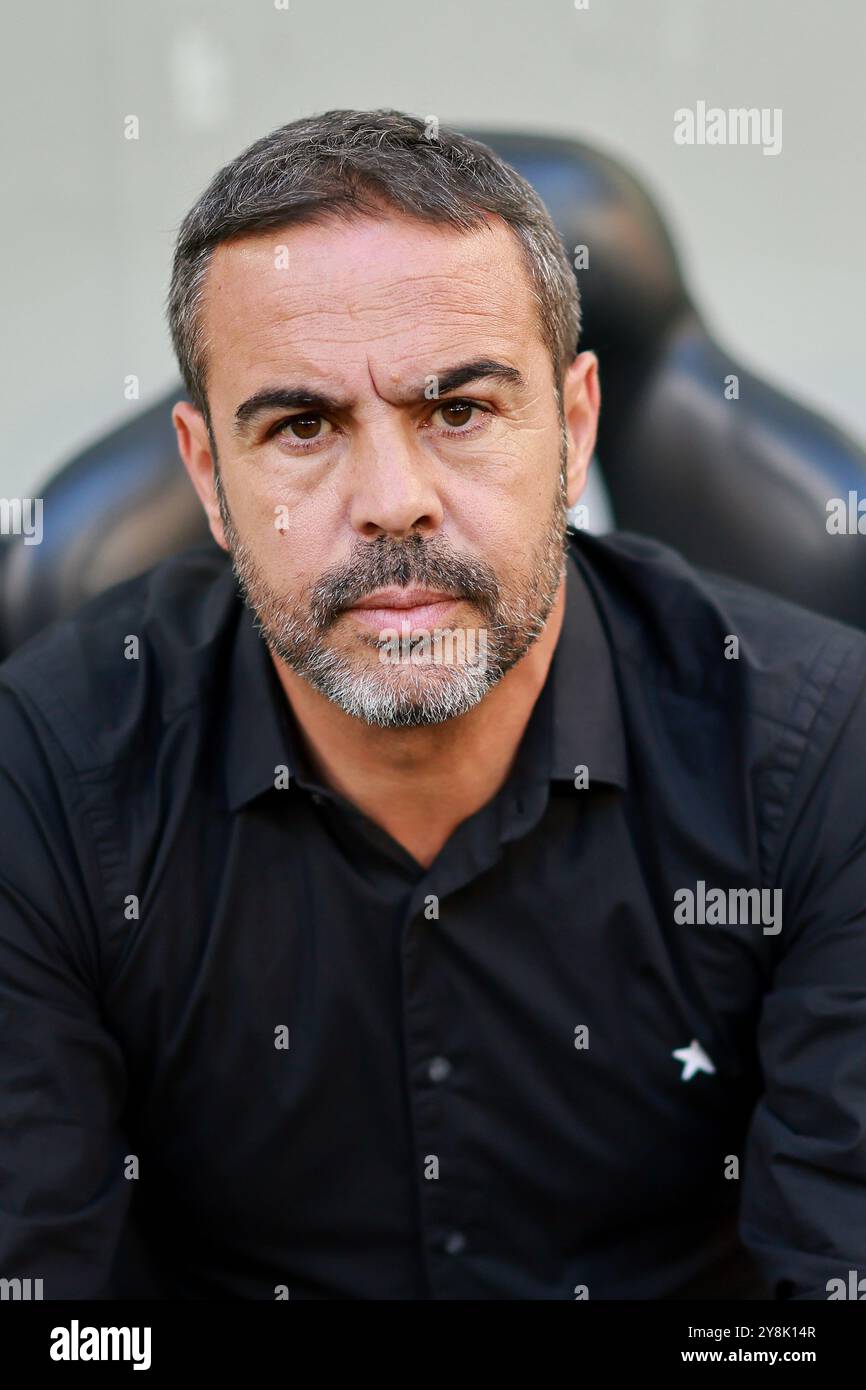 Curitiba, Brasilien. Oktober 2024. Artur Jorge, Cheftrainer von Botafogo, sieht sich vor dem Spiel zwischen Athletico Paranaense und Botafogo für die brasilianische Serie A 2024 im Ligga Arena Stadium in Curitiba am 05. Oktober 2024 an. Foto: Heuler Andrey/DiaEsportivo/Alamy Live News Credit: DiaEsportivo/Alamy Live News Stockfoto