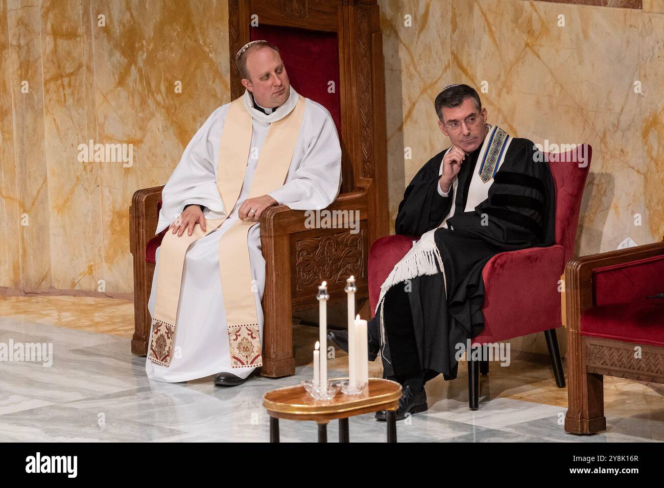 New York, New York, USA. Oktober 2024. Pastor Jared R. Stahler und Rabbi Joshua M. Davidson nehmen an einem interreligiösen Shabbat-Gottesdienst im Tempel Emanu-El Teil, der an den 7. Oktober erinnert. (Kreditbild: © Lev Radin/Pacific Press via ZUMA Press Wire) NUR REDAKTIONELLE VERWENDUNG! Nicht für kommerzielle ZWECKE! Quelle: ZUMA Press, Inc./Alamy Live News Stockfoto