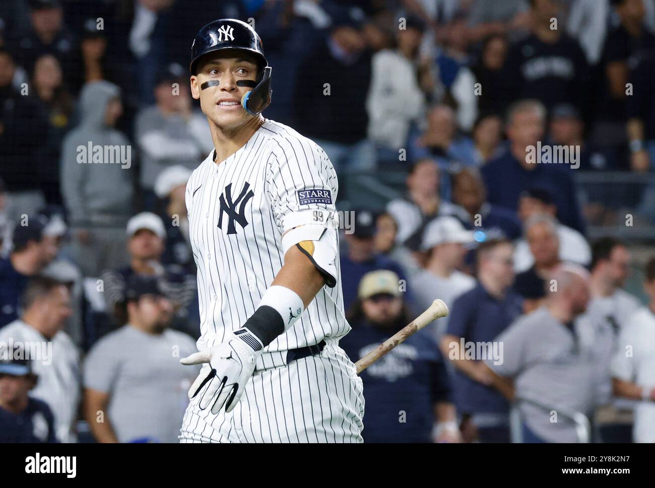 Bronx, Usa. Oktober 2024. New York Yankees Aaron Judge schlägt im 6. Inning gegen Kansas City Royals in Spiel eins der ALDS im Yankee Stadium am Samstag, 5. Oktober 2024 in New York City. Foto: John Angelillo/UPI Credit: UPI/Alamy Live News Stockfoto