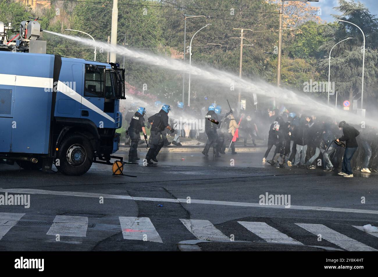 (241006) -- ROM, 6. Oktober 2024 (Xinhua) -- Demonstranten stoßen während einer pro-palästinensischen Demonstration in Rom, Italien, 5. Oktober 2024 auf die Polizei. Mehrere tausend pro-palästinensische Demonstranten versammelten sich am Samstag in Rom und forderten ein sofortiges Ende der Kämpfe und einen Waffenstillstand. Am Nachmittag kam es zu Auseinandersetzungen zwischen einigen Demonstranten und der Polizei, als die Demonstranten versuchten, die Kundgebung näher an das Stadtzentrum und über die Polizeikette hinaus zu bringen. Rund 30 Strafverfolgungsbeamte und drei Demonstranten wurden bei den Zusammenstößen verletzt, berichteten lokale Medien unter Berufung auf Quellen des Innenministeriums. Stockfoto