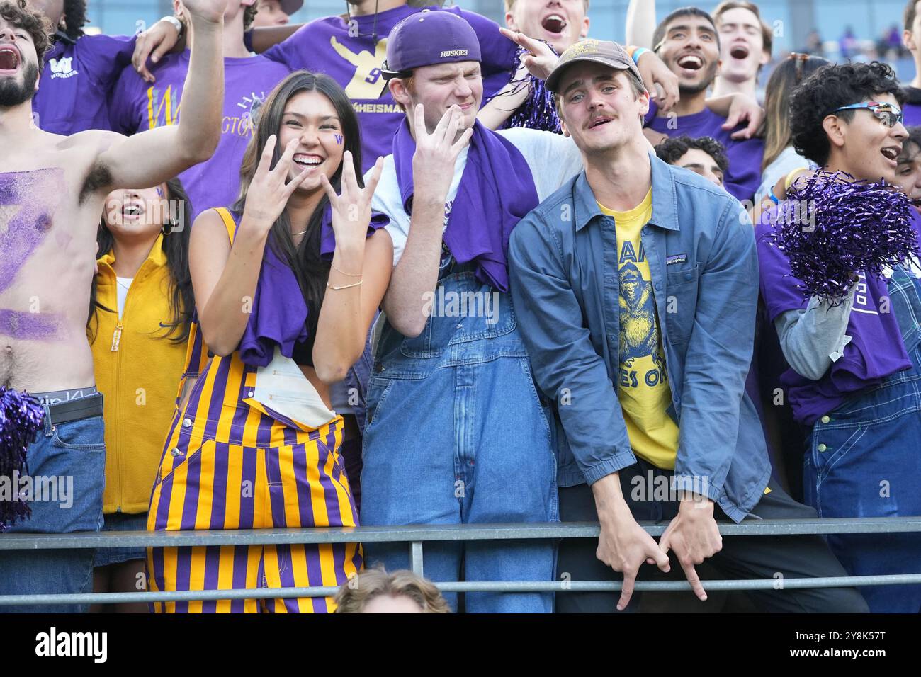 Seattle, Usa. Oktober 2024. Fans der Washington Huskies und der Michigan Wolverines während des zweiten Viertels eines College-Footballspiels im Husky Stadium in Seattle, Washington am 5. Oktober 2024. (Foto Nate Koppelman/SIPA USA) Credit: SIPA USA/Alamy Live News Stockfoto