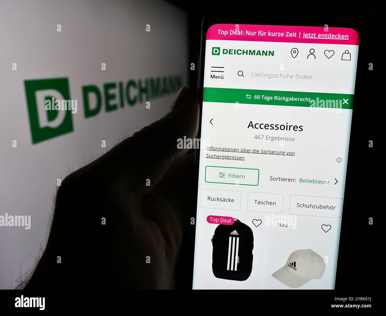 Deutschland. August 2024. In dieser Fotoabbildung hält eine Person ein Smartphone mit der Webseite des deutschen Schuhhandels Deichmann SE vor dem Logo. (Credit Image: © Timon Schneider/SOPA Images via ZUMA Press Wire) NUR REDAKTIONELLE VERWENDUNG! Nicht für kommerzielle ZWECKE! Stockfoto