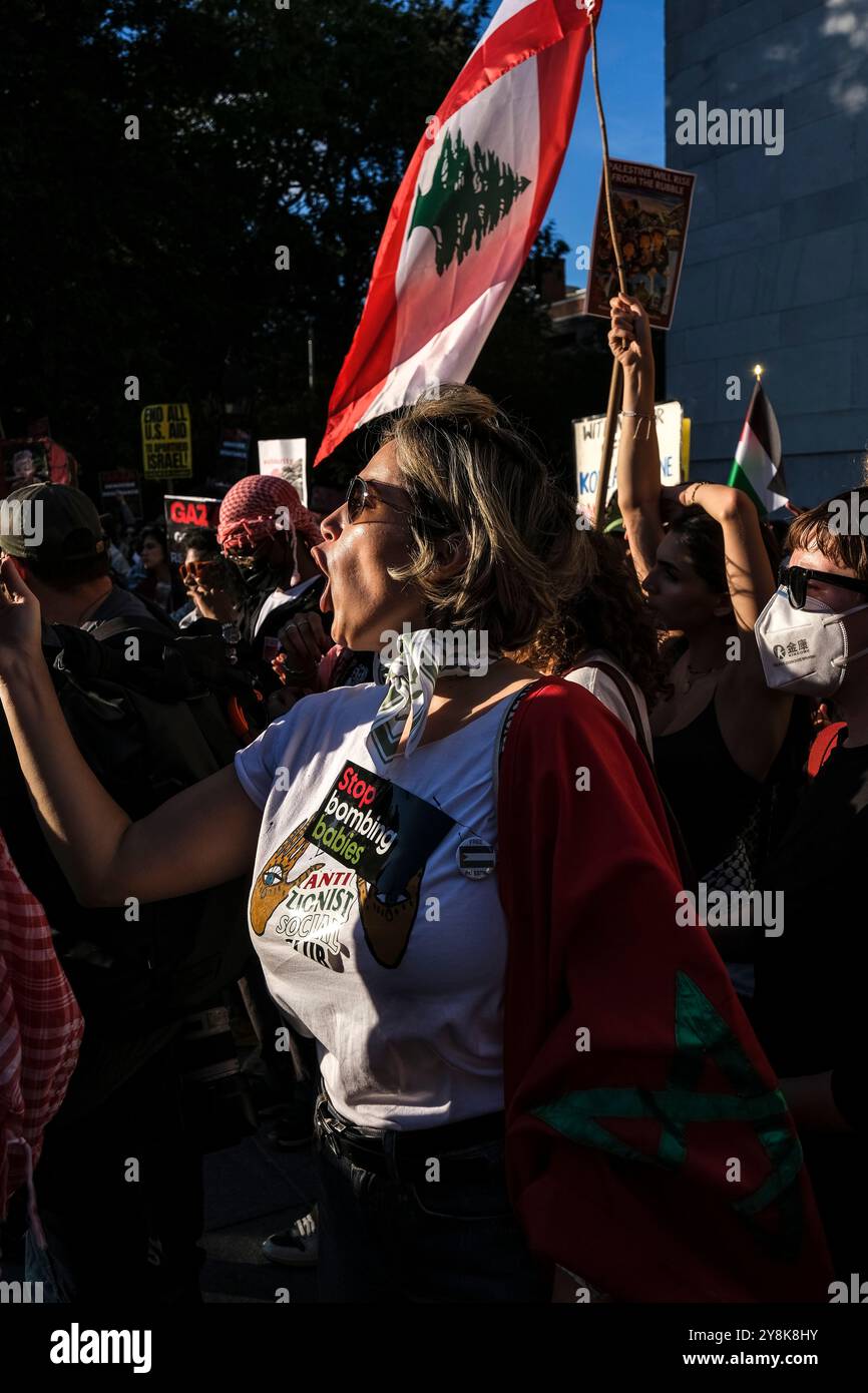 5. Oktober 2024, New York City, New York, USA: Demonstranten protestieren gegen den Krieg im Nahen Osten und die humanitäre Krise im Gazastreifen im Washington Square Park am Ende eines protestmarsches vom Times Square. (Kreditbild: © Adam DelGiudice/ZUMA Press Wire) NUR REDAKTIONELLE VERWENDUNG! Nicht für kommerzielle ZWECKE! Stockfoto