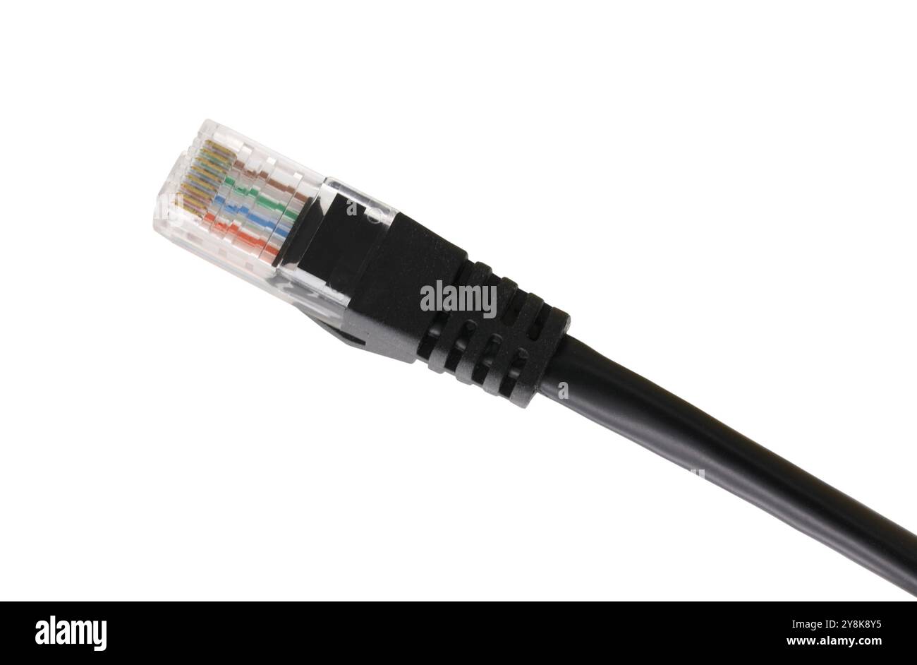 Schwarzes Netzwerkkabel mit angespritztem RJ45-Stecker, isoliert auf weißem Hintergrund. Stockfoto