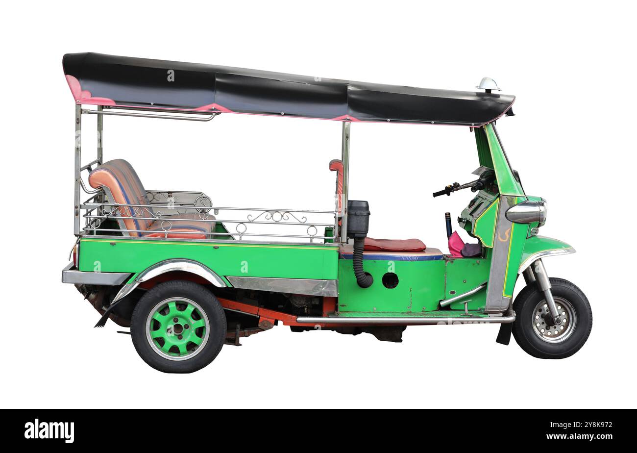 Grünes Tuk-Tuk isoliert auf weißem Hintergrund. Fahrzeug mit drei Rädern als Taxi in Bangkok Thailand. Stockfoto