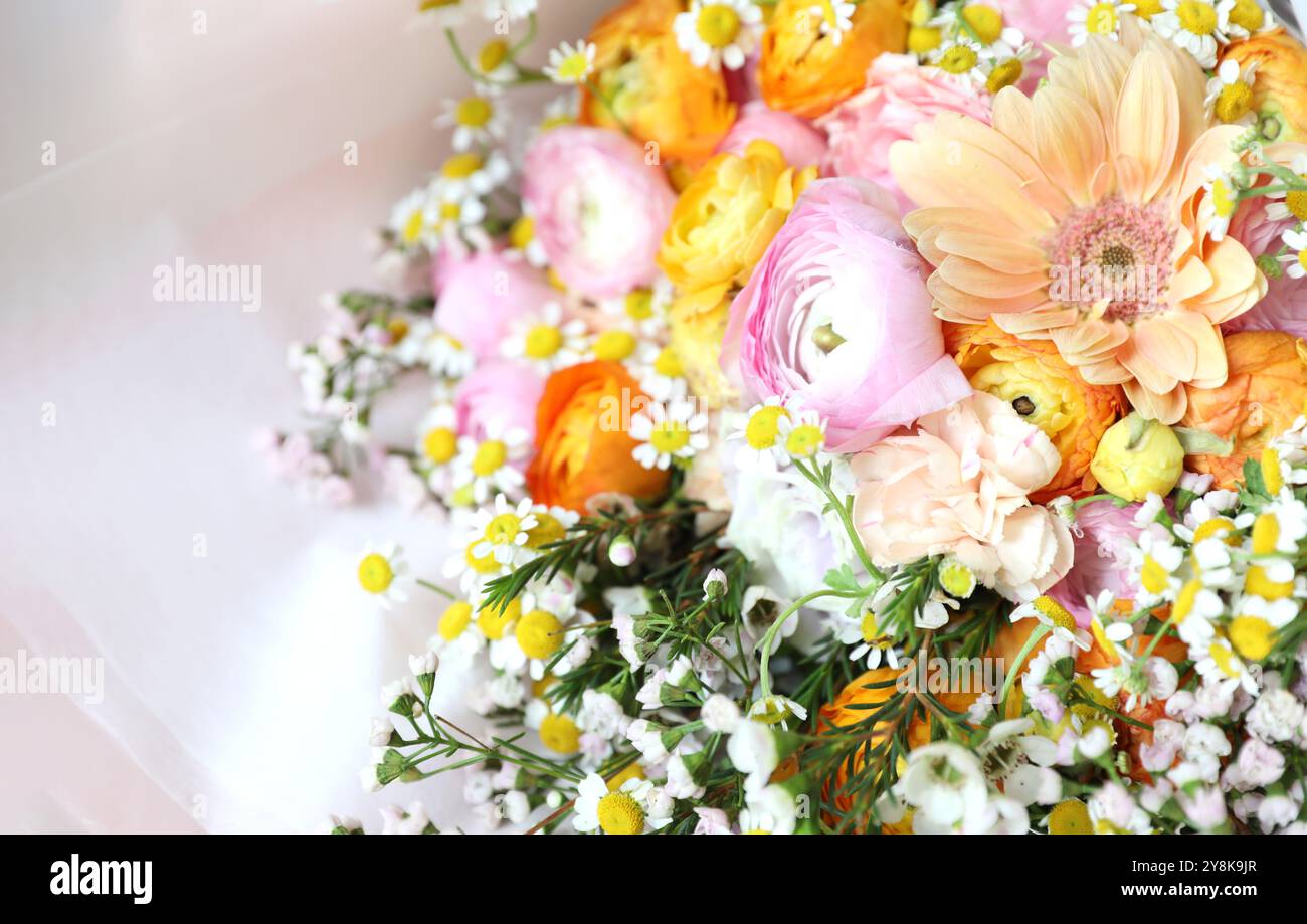 Hintergrund gemischter bunter Blumen, Blumenstrauß gemischter Blumen. Stockfoto