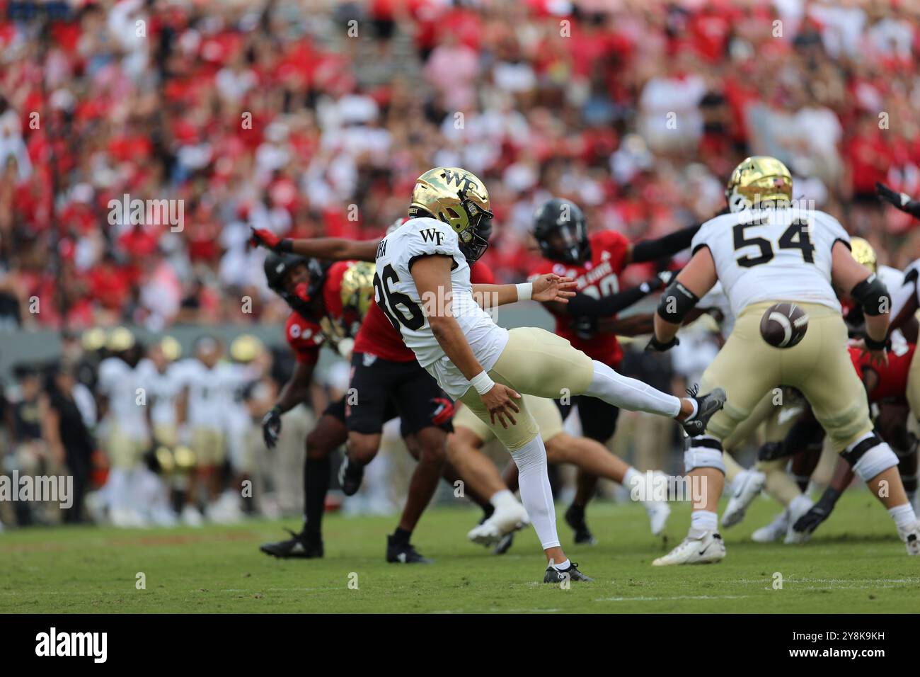 Raleigh, North Carolina, USA. Oktober 2024. Wecken Sie ForestÃs Ivan Mora beim ACC Football Match zwischen der Wake Forest University und dem NC State im Carter Finley Stadion, Raleigh, NC. (Kreditbild: © Paul Morea/ZUMA Press Wire) NUR REDAKTIONELLE VERWENDUNG! Nicht für kommerzielle ZWECKE! Quelle: ZUMA Press, Inc./Alamy Live News Stockfoto