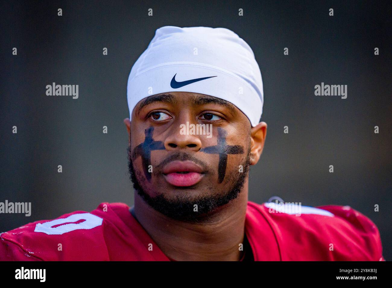 5. Oktober 2024: Temple Owls Linebacker D.J. Woodbury Sr. (0) sieht zu, wie er das Stadion betritt, bevor er im Pratt & Whitney Stadium in East Hartford, CT gegen die Connecticut Huskies spielt. Rusty Jones/Cal Sport Media (Bild: © Rusty Jones/Cal Sport Media) Stockfoto