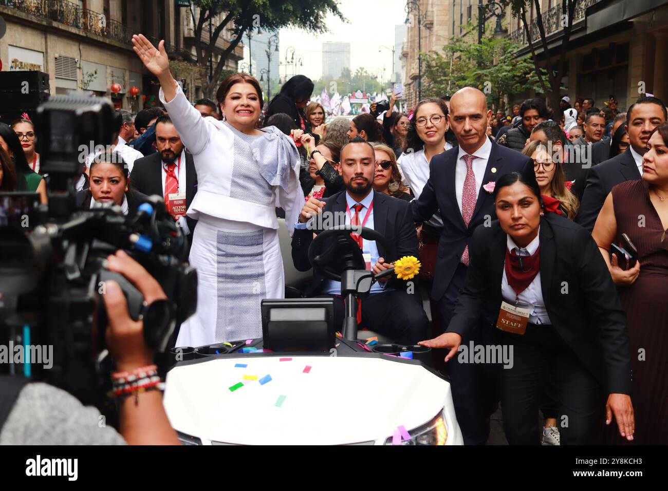 Mexiko-Stadt, Mexiko. Oktober 2024. Der eintreffende Regierungschef von Mexiko-Stadt Clara Brugada Molina, der eine Tour als Dankbarkeit an die Mexikaner unternahm, nachdem er während einer prähispanischen Zeremonie den Kommandostab von Vertretern indigener Völker erhalten hatte. Am 5. Oktober 2024 in Mexiko-Stadt. (Kreditbild: © Carlos Santiago/eyepix via ZUMA Press Wire) NUR REDAKTIONELLE VERWENDUNG! Nicht für kommerzielle ZWECKE! Quelle: ZUMA Press, Inc./Alamy Live News Stockfoto