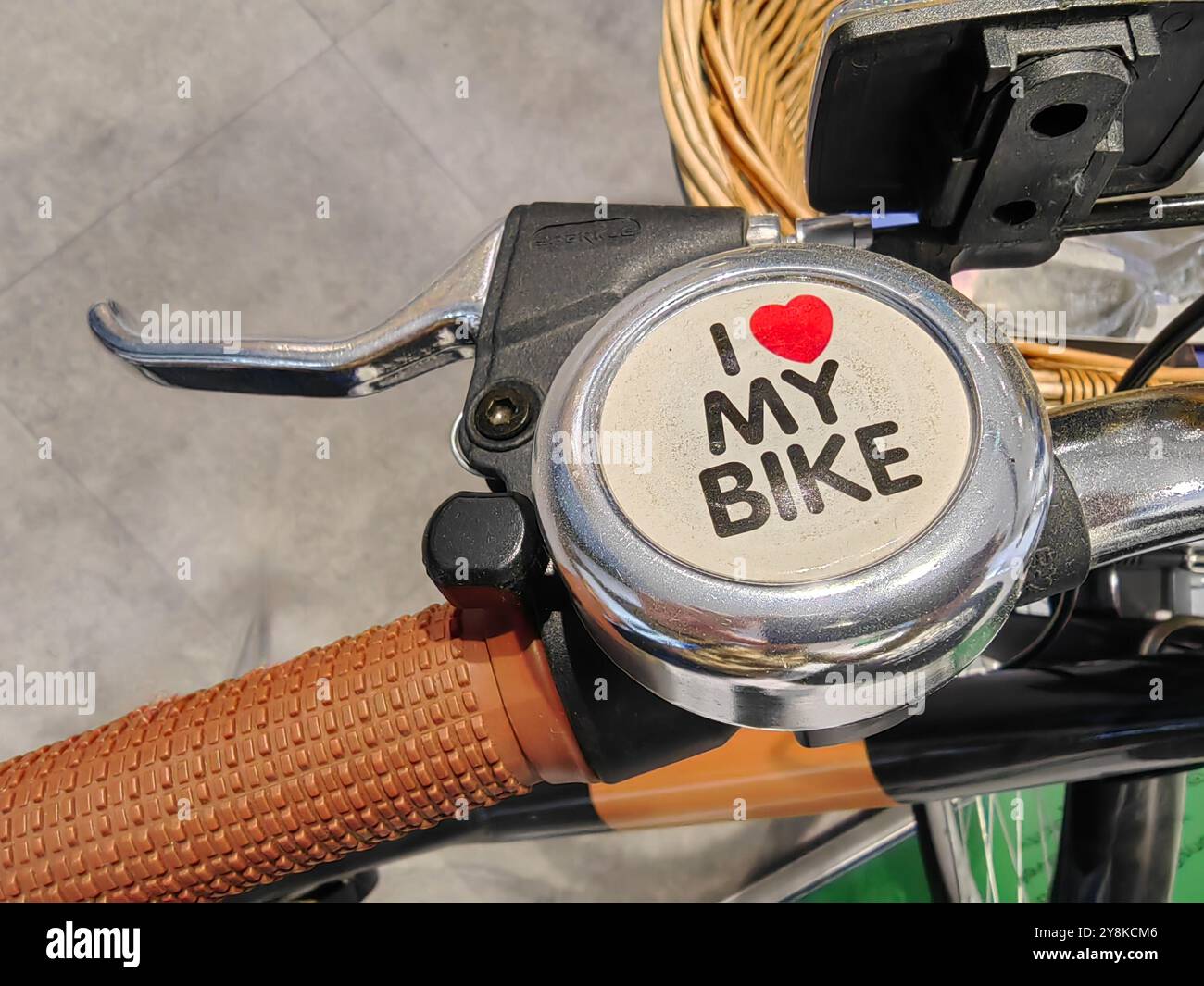 „Ich liebe mein Fahrrad“: Eine positive Nachricht auf einer Fahrradglocke. Stockfoto